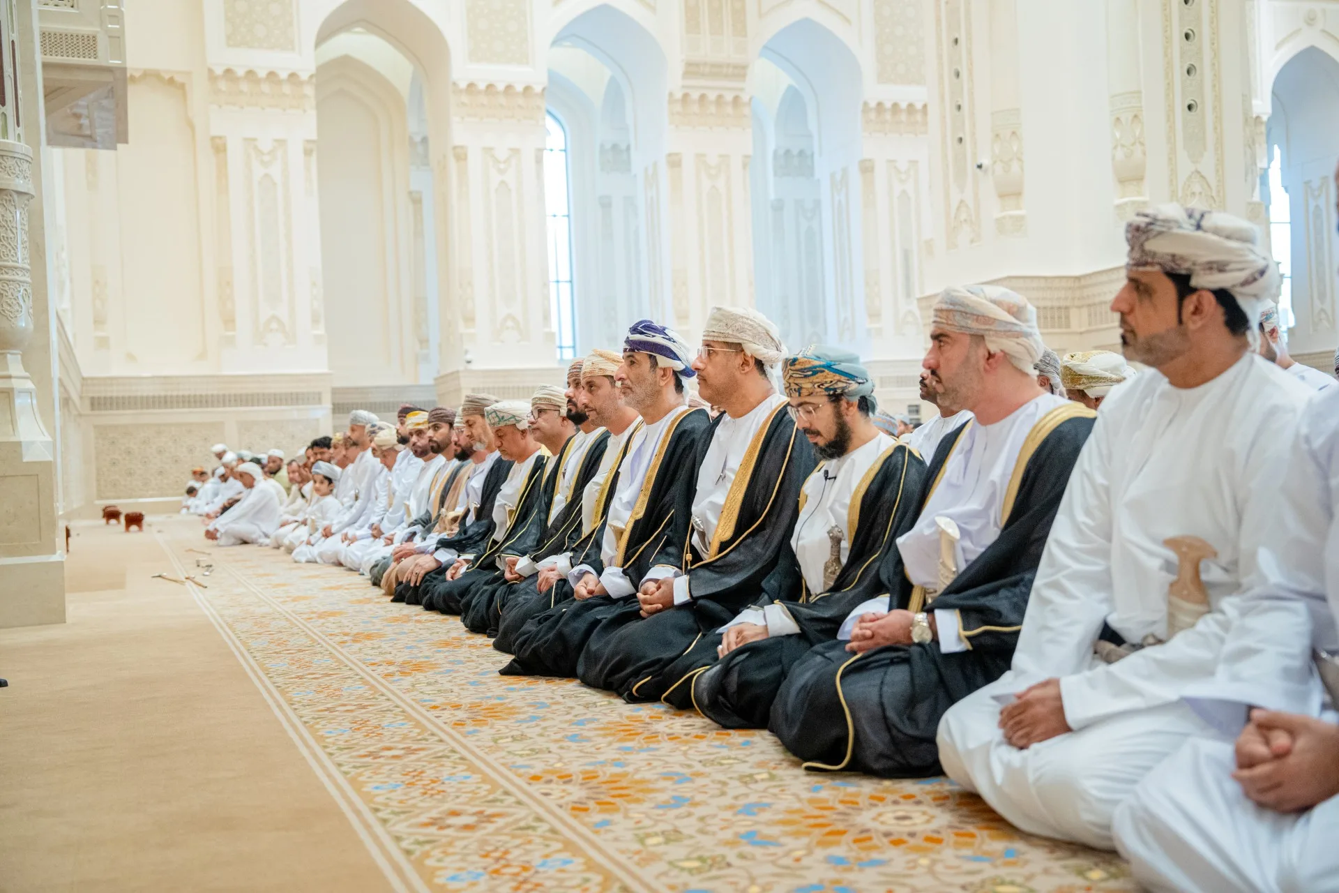 مسؤول شمال الباطنة يؤدي صلاة عيد الأضحى في جامع السلطان قابوس بصحار مسؤول شمال الباطنة يؤدي صلاة عيد الأضحى في جامع السلطان قابوس بصحار