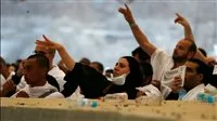 حجاج بيت الله يقومون برمي جمرة العقبة الكبرى في منطقة منى حجاج بيت الله يقومون برمي جمرة العقبة الكبرى في منطقة منى