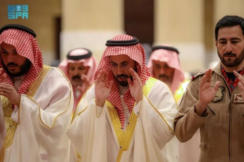 محافظ الخرج يشارك المصلين في صلاة عيد الأضحى محافظ الخرج يشارك المصلين في صلاة عيد الأضحى