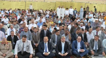 في ساحة الملاعب، محافظ أسيوط يشارك في صلاة عيد الأضحى أمام حشود كبيرة من الجمهور.