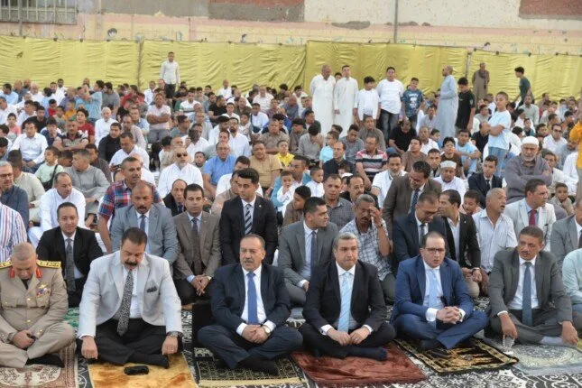 في ساحة الملاعب، محافظ أسيوط يشارك في صلاة عيد الأضحى أمام حشود كبيرة من الجمهور. في ساحة الملاعب، محافظ أسيوط يشارك في صلاة عيد الأضحى أمام حشود كبيرة من الجمهور.