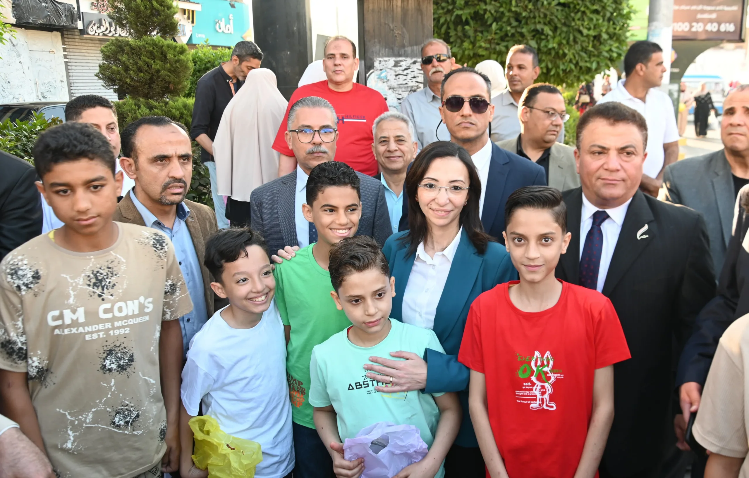 محافظ البحيرة يزور المصلين ويقدم هدايا عيد الفطر للأطفال