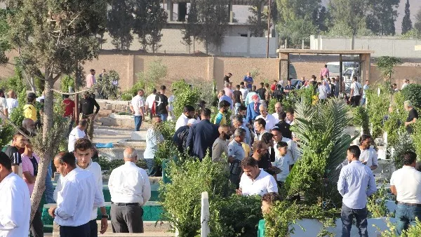 زيارة المقابر في العيد للرجال والنساء: حكمها غير معروف لدى الكثيرين. زيارة المقابر في العيد للرجال والنساء: حكمها غير معروف لدى الكثيرين.