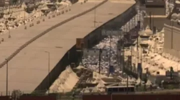 الحجاج يقومون برمي جمرة العقبة الكبرى في مشعر منى.. فيديو