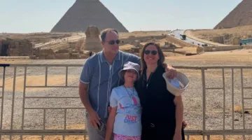 ريا أبي راشد تعود إلى بهجة الطفولة خلال زيارة عائلية للأهرامات