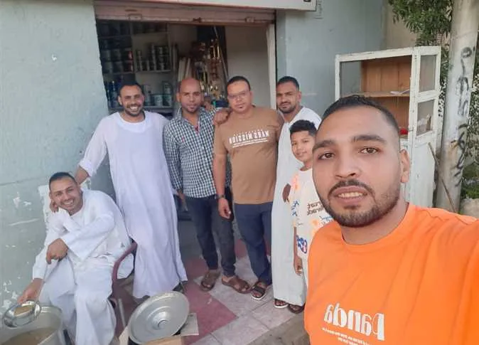 شباب قنا يقدمون الأكلات التقليدية مثل الكوارع والقرقوش بمناسبة عيد الأضحى (صور)