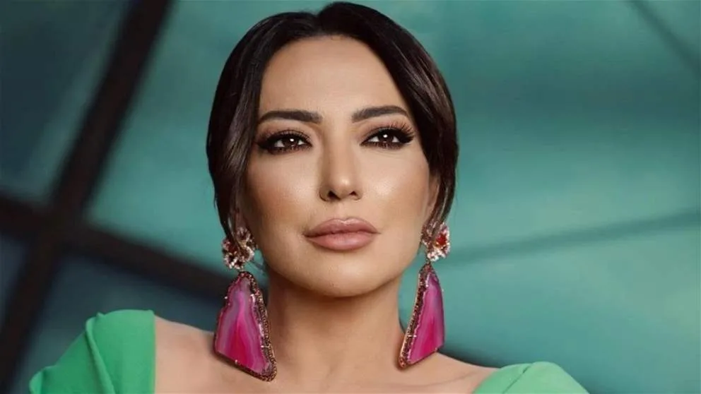 أمل عرفة تحتفل بعيد الأضحى من أمام برج إيفل.