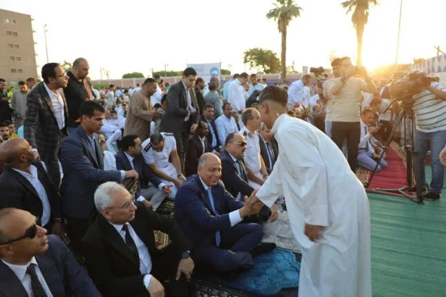 محافظ المنيا يحتفل بعيد الأضحى وسط حشود المواطنين على كورنيش النيل محافظ المنيا يحتفل بعيد الأضحى وسط حشود المواطنين على كورنيش النيل