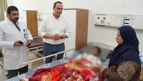 مكافآت ونقاشات مع المرضى.. رئيس هيئة “الرعاية الصحية” يتفقد منشآت السويس