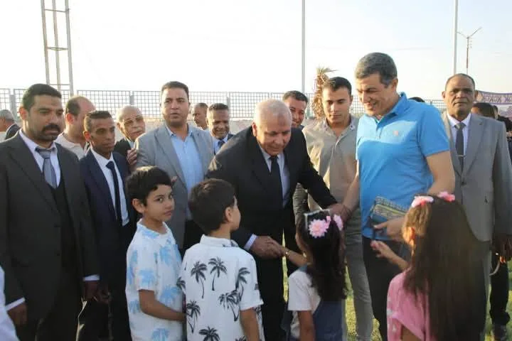 الوادي الجديد يحتفل بعيد الأضحى.. الآلاف يتوافدون على الساحات والطب البيطري يتواجد في الميدان لضمان صحة الأضاحي الوادي الجديد يحتفل بعيد الأضحى.. الآلاف يتوافدون على الساحات والطب البيطري يتواجد في الميدان لضمان صحة الأضاحي