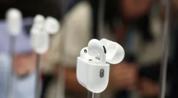 تحكم بالكاميرا وتكنولوجيا جديدة لرصد النوم.. تحديثات مبتكرة لسماعات آبل AirPods في الطريق قريباً