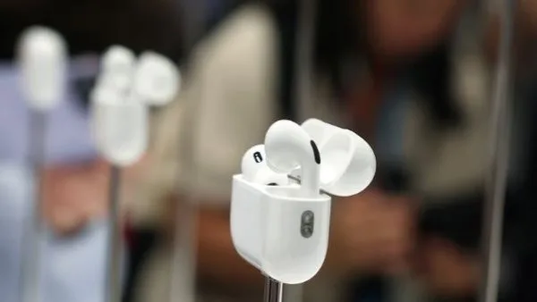 تحكم بالكاميرا وتكنولوجيا جديدة لرصد النوم.. تحديثات مبتكرة لسماعات آبل AirPods في الطريق قريباً تحكم بالكاميرا وتكنولوجيا جديدة لرصد النوم.. تحديثات مبتكرة لسماعات آبل AirPods في الطريق قريباً