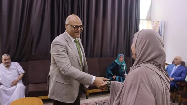 محافظ القليوبية يهنئ المسنين ويهديهم الهدايا والزهور في اليوم الأول من عيد الأضحى المبارك محافظ القليوبية يهنئ المسنين ويهديهم الهدايا والزهور في اليوم الأول من عيد الأضحى المبارك