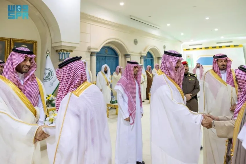 أمير الجوف يستقبل المهنئين بمناسبة عيد الأضحى أمير الجوف يستقبل المهنئين بمناسبة عيد الأضحى