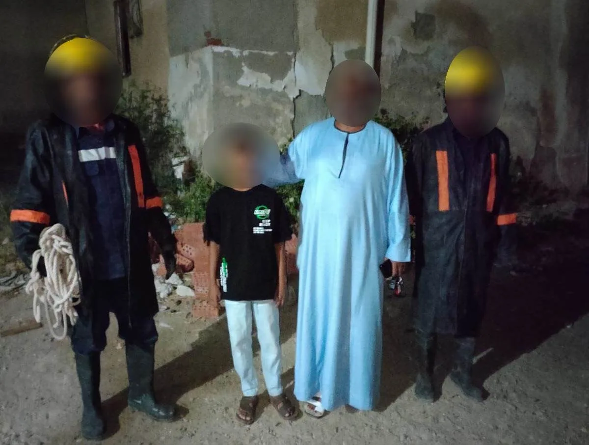 قوات الدفاع المدني في البحر الأحمر تنتشل طفلاً سقط في صرف مياه الأمطار قوات الدفاع المدني في البحر الأحمر تنتشل طفلاً سقط في صرف مياه الأمطار
