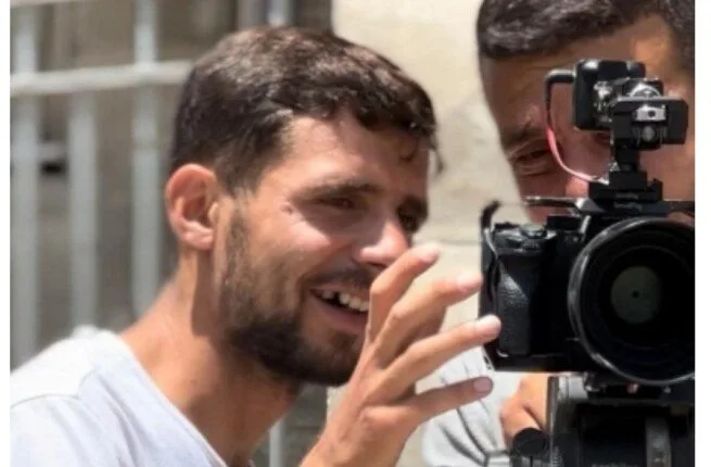 استشهاد مصور صحفي نتيجة إصابته جراء القصف الذي استهدف خيمة للصحفيين في غزة من قبل الاحتلال