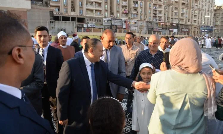 محافظ أسيوط يقيم صلاة عيد الأضحى في ساحة أرض الملاعب ويهنئ المواطنين بالمناسبة محافظ أسيوط يقيم صلاة عيد الأضحى في ساحة أرض الملاعب ويهنئ المواطنين بالمناسبة