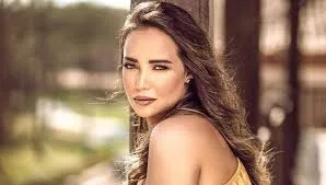 راندا حافظ تتلقى العلاج في العناية المركزة بعد الولادة بسبب جلطة رئوية تهدد صحتها.