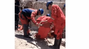 الدفاع المدني ينجح في إنقاذ 3 عمال من تحت أنقاض منزل هُدم في بغداد (فيديو)