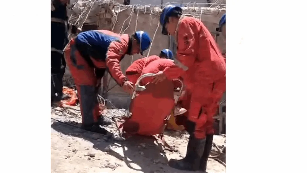 الدفاع المدني ينجح في إنقاذ 3 عمال من تحت أنقاض منزل هُدم في بغداد (فيديو) الدفاع المدني ينجح في إنقاذ 3 عمال من تحت أنقاض منزل هُدم في بغداد (فيديو)