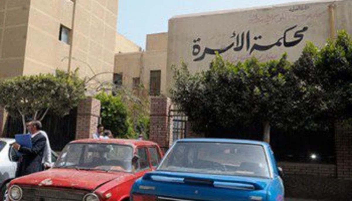 امرأة مصرية تطلب الطلاق من زوجها بسبب إدمانه التصوير ووسائل التواصل الاجتماعي. امرأة مصرية تطلب الطلاق من زوجها بسبب إدمانه التصوير ووسائل التواصل الاجتماعي.