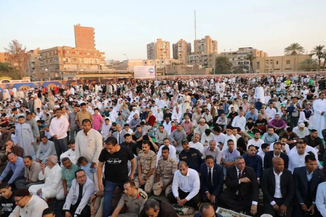 نصف مليون مُصَلٍّ يشارك في احتفالات عيد الأضحى في مراكز الشباب والأندية بالمنيا.. صور نصف مليون مُصَلٍّ يشارك في احتفالات عيد الأضحى في مراكز الشباب والأندية بالمنيا.. صور