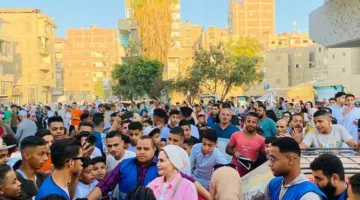 استرجاع أجواء احتفالات الثمانينات.. سيارات مزينة تقدم ألعاب الأطفال في المنيا (صور)