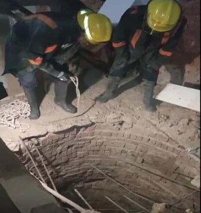 إنقاذ طفل وقع في مجرى صرف صحي في البحر الأحمر