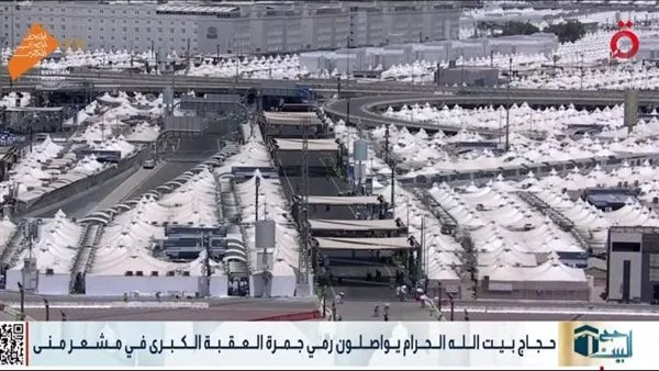 حجاج بيت الله الحرام يستمرون في رمي جمرة العقبة الكبرى في مشعر منى حجاج بيت الله الحرام يستمرون في رمي جمرة العقبة الكبرى في مشعر منى
