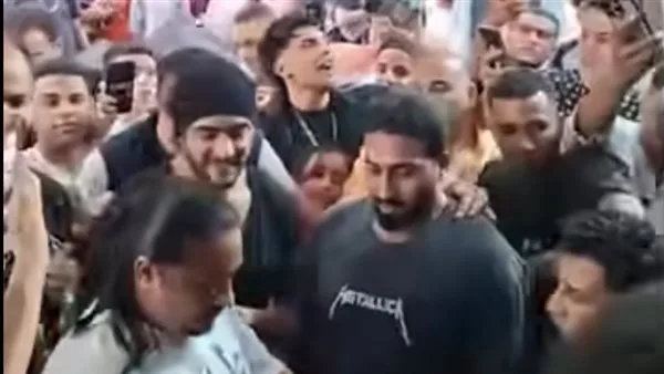 أحمد العوضي يحتفي بعيد الأضحى في عين شمس ويقوم بذبح الأضحية بحضور جمهوره (فيديو) أحمد العوضي يحتفي بعيد الأضحى في عين شمس ويقوم بذبح الأضحية بحضور جمهوره (فيديو)