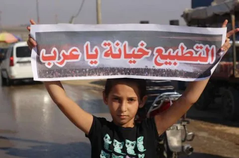 فلسطين تتعرض للانتهاك بينما الدول العربية المطبعة تستثمر في الكيان الإسرائيلي وتزيد من تسليحه وتنعش اقتصاده.. التجارة تتجاوز 10 مليارات دولار.. التوترات والحذر من “التطرف” الإيراني دفعت المطبّعين لتعزيز العلاقات الأمنية والاقتصادية والتكنولوجية مع إسرائيل. فلسطين تتعرض للانتهاك بينما الدول العربية المطبعة تستثمر في الكيان الإسرائيلي وتزيد من تسليحه وتنعش اقتصاده.. التجارة تتجاوز 10 مليارات دولار.. التوترات والحذر من “التطرف” الإيراني دفعت المطبّعين لتعزيز العلاقات الأمنية والاقتصادية والتكنولوجية مع إسرائيل.