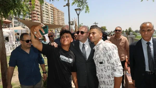 محافظ بني سويف يزور الممشى السياحي في أول أيام عيد الأضحى ويأخذ “سيلفي” مع الشباب محافظ بني سويف يزور الممشى السياحي في أول أيام عيد الأضحى ويأخذ “سيلفي” مع الشباب