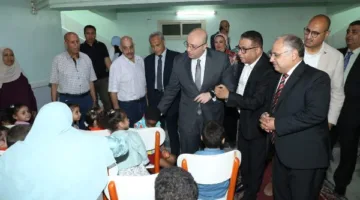 محافظ بني سويف يزور الأيتام وكبار السن في صباح أول أيام عيد الأضحى
