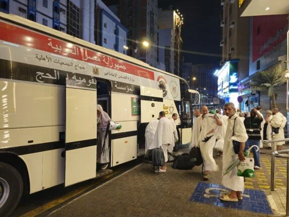 حجاج الجمعيات الأهلية يستمرون في أداء الشعائر ويلقون جمرة العقبة الكبرى حجاج الجمعيات الأهلية يستمرون في أداء الشعائر ويلقون جمرة العقبة الكبرى