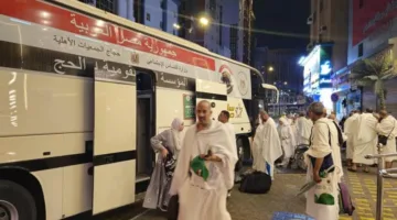 حجاج الجمعيات الأهلية يواصلون مناسكهم ورمي جمرة العقبة الكبرى.