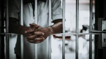 إلقاء القبض على سائق من شركة نقل ذكية بتهمة سرقة حقيبة لشخص أجنبي
