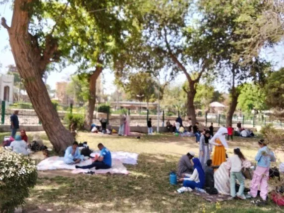 إقبال واسع على الحدائق والمنتزهات وتحضيرات خاصة لتأمين احتفالات العيد (فيديو) إقبال واسع على الحدائق والمنتزهات وتحضيرات خاصة لتأمين احتفالات العيد (فيديو)
