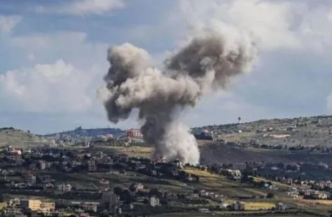 إصابة ثلاثة أشخاص جراء غارة إسرائيلية استهدفت بلدة عين قانا في قضاء النبطية بجنوب لبنان