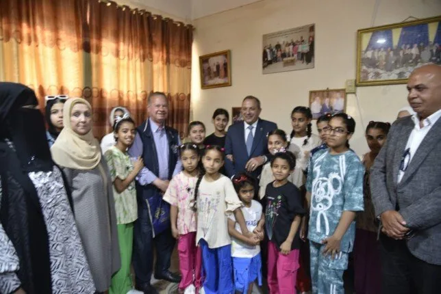 محافظ بورسعيد يحتفل بعيد الأضحى مع الأيتام والمسنين ويهديهم الهدايا. محافظ بورسعيد يحتفل بعيد الأضحى مع الأيتام والمسنين ويهديهم الهدايا.