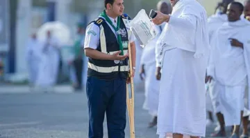 كشاف سعودي يحظى بإشادة كبيرة لاستمراره في خدمة الحجاج رغم إصابته