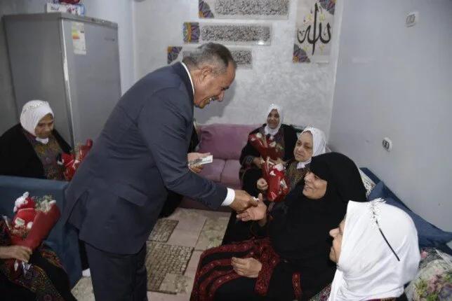 محافظ بورسعيد يتفقد “دار الحياة لرعاية المسنات” في حي الزهور خلال اليوم الأول من عيد الأضحى. محافظ بورسعيد يتفقد “دار الحياة لرعاية المسنات” في حي الزهور خلال اليوم الأول من عيد الأضحى.