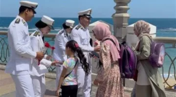 وزارة الداخلية تحتفل بعيد الأضحى المبارك بتوزيع الزهور على المواطنين