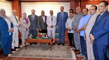 محافظ سوهاج يستقبل المعزين بمناسبة عيد الأضحى المبارك