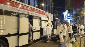 حجاج الجمعيات الأهلية يواصلون أداء مناسك الحج ويرمون جمرة العقبة الكبرى، والبعثة تقدم جميع الخدمات في مشعر منى.