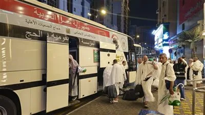 حجاج الجمعيات الأهلية يواصلون أداء مناسك الحج ويرمون جمرة العقبة الكبرى، والبعثة تقدم جميع الخدمات في مشعر منى. حجاج الجمعيات الأهلية يواصلون أداء مناسك الحج ويرمون جمرة العقبة الكبرى، والبعثة تقدم جميع الخدمات في مشعر منى.