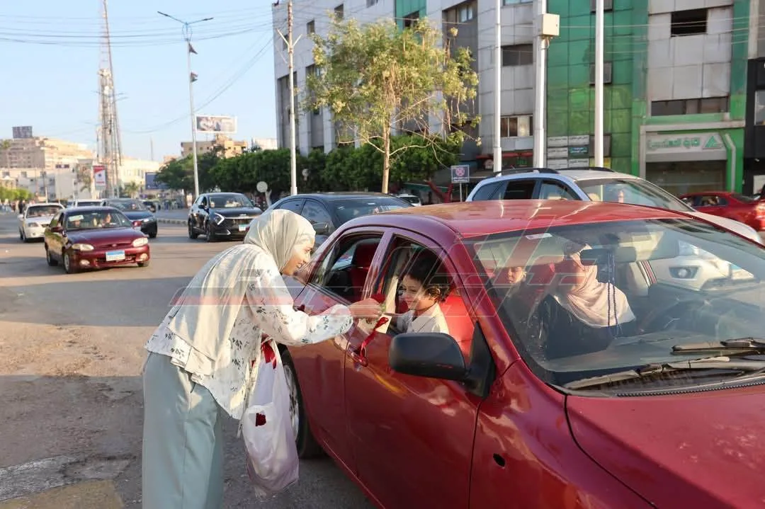 توزيع الزهور والهدايا وبطاقات التهنئة من الرئيس لمواطني كفر الشيخ توزيع الزهور والهدايا وبطاقات التهنئة من الرئيس لمواطني كفر الشيخ