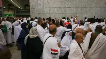 الحجاج ينفذون طقوس رمي الجمرات في اليوم الأول من عيد الأضحى