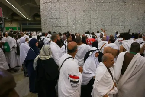 الحجاج ينفذون طقوس رمي الجمرات في اليوم الأول من عيد الأضحى الحجاج ينفذون طقوس رمي الجمرات في اليوم الأول من عيد الأضحى