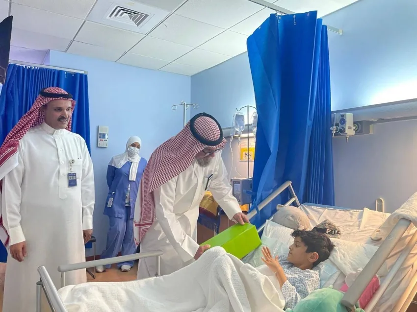 مدير تشغيل مستشفى الولادة والأطفال بالدمام يهنئ المرضى المقيمين بمناسبة العيد مدير تشغيل مستشفى الولادة والأطفال بالدمام يهنئ المرضى المقيمين بمناسبة العيد