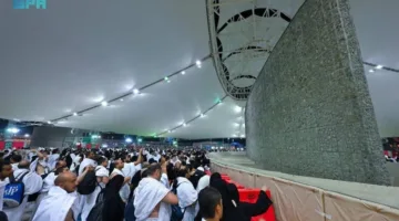 ضيوف الرحمن يلقون حجر العقبة الكبرى في إطار نظام تشغيل متكامل